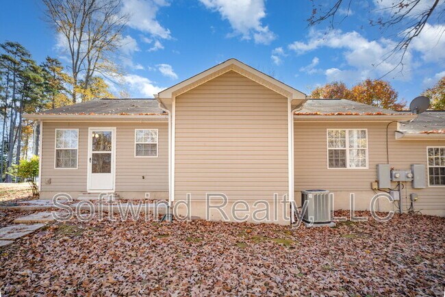 Building Photo - 290 South Cir NW