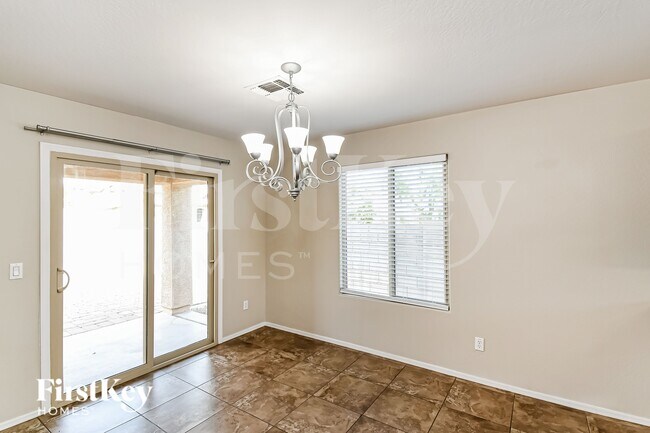 Foto del edificio - 900 W Broadway Ave