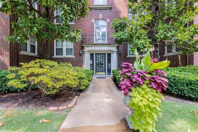 Foto del edificio - 6803 Kingsbury Blvd
