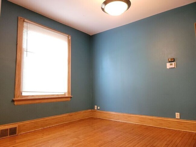 Building Photo - Condo Rental Near MSOE