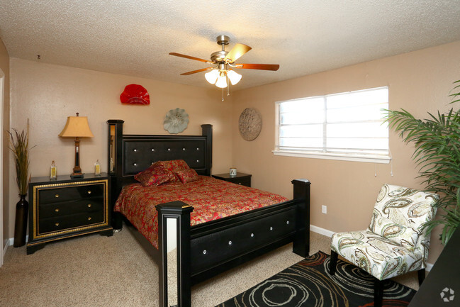 2BR, 2BA - 948SF - Master Bedroom - Remington Apartments