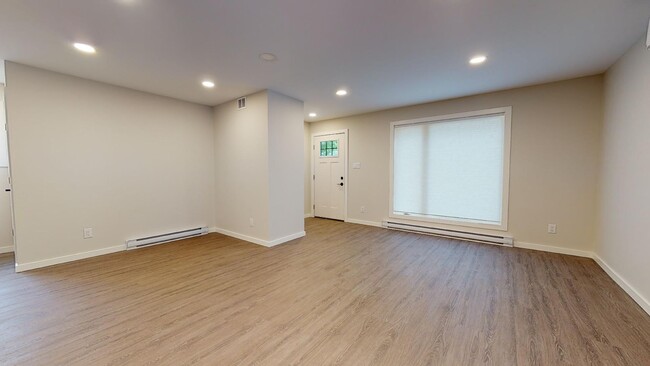 Building Photo - 206 Yale Ave E
