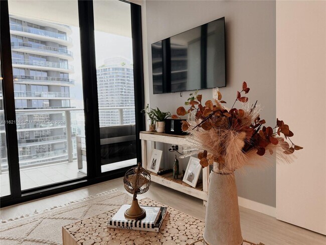 Building Photo - 1010 Brickell Ave