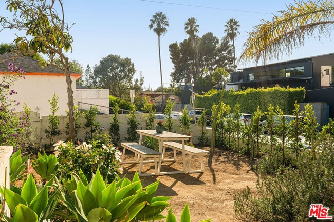 Foto del edificio - 818 Palms Blvd