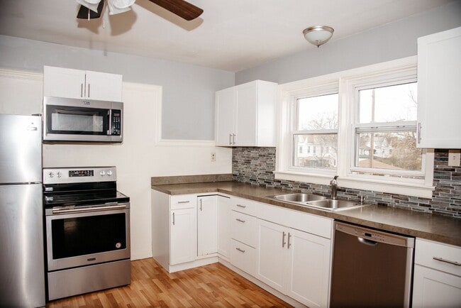 Foto del edificio - Bright and Spacious 3-Bedroom Apartment in...