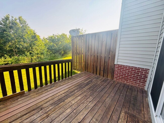 Foto del edificio - NEW FLOORS!  3 Bedroom 2.5 Half Bath Townhouse