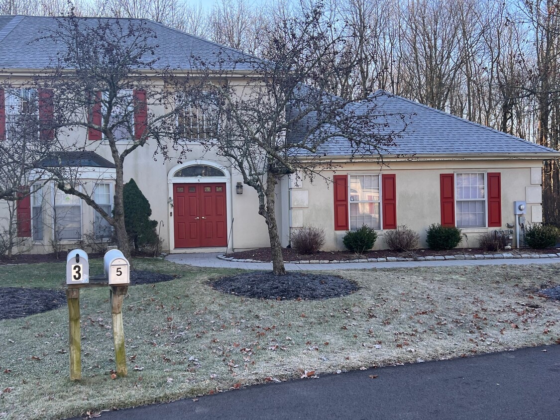 Primary Photo - 5 Westwinds Dr