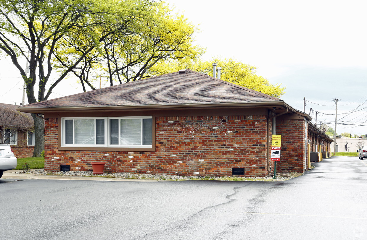 Building Photo - 1955 S Reynolds Rd