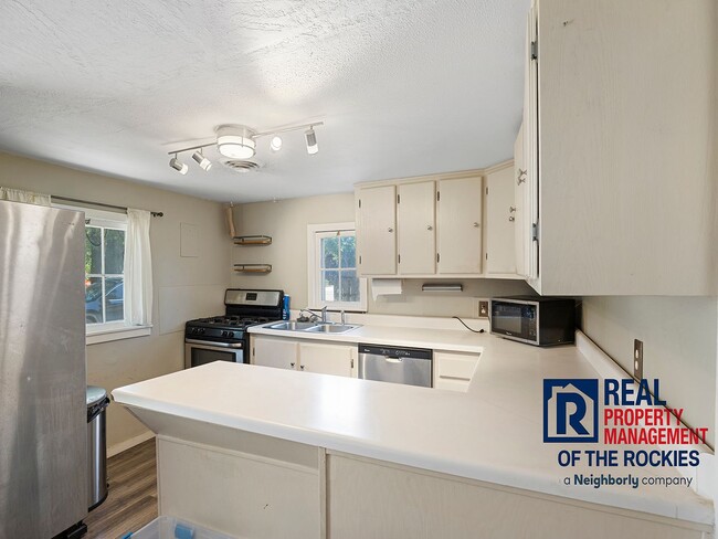 Building Photo - 2 Bed, 2 Bath with Yard, Parking & Laundry...
