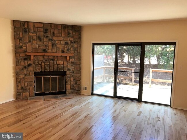 Building Photo - 12 Manor Dr