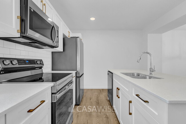 Building Photo - 1025-1025 Secord Promenade