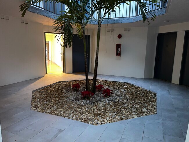 Building Photo - 9447 Fontainebleau Blvd