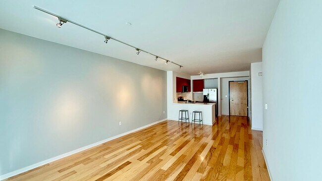 Foto del edificio - 1BR + Den / 1BA with Private Patio + Parking!