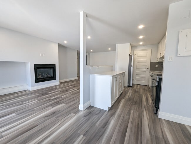 Building Photo - 2 Bedroom Unit, Family Neighborhood, Close to Schools