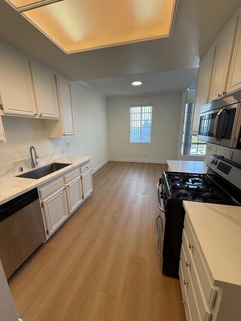 Building Photo - 15507 Moorpark St