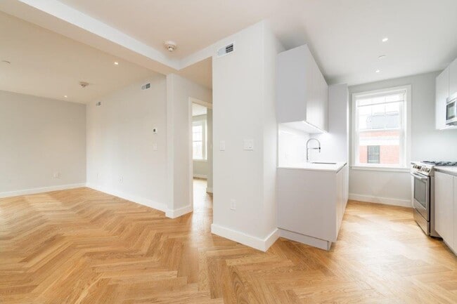 Building Photo - 19 Forest St