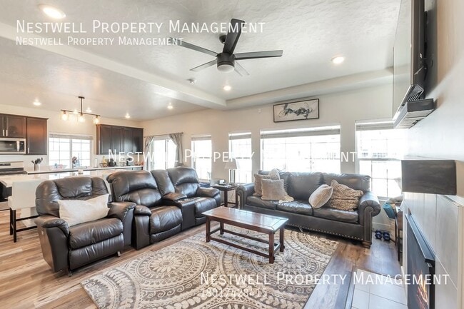 Building Photo - $500 OFF 1ST MONTH'S RENT - Amazing 5-bed ...