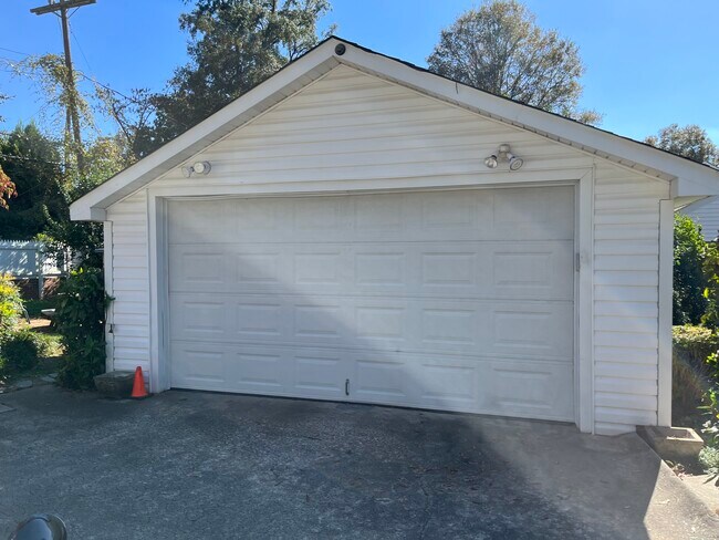 Building Photo - 1307 S Kings Dr