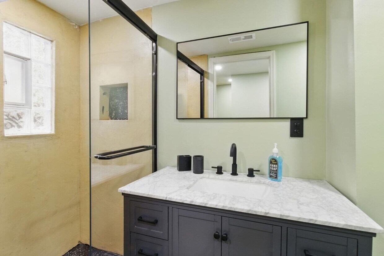 Foto principal - 1232 W Lombard St