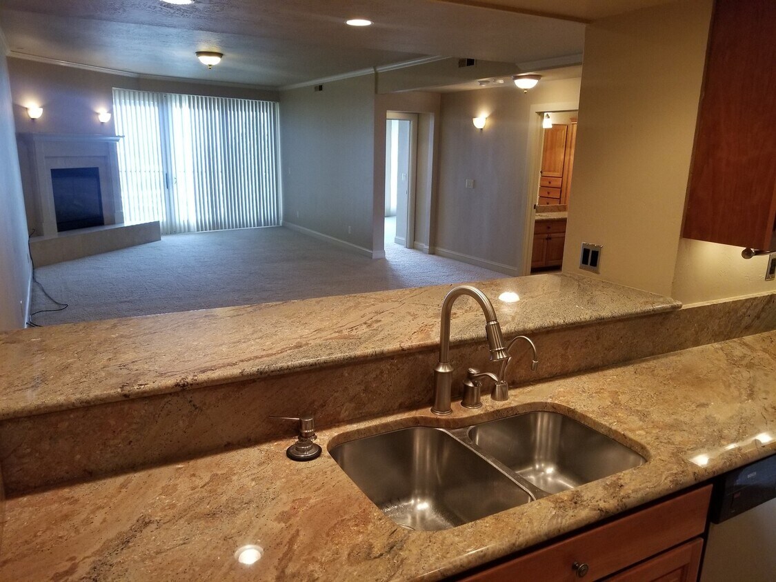 Foto principal - Class and Style! 3 Bed, 2 Bath South Hill ...