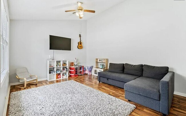 Foto del edificio - 215 Old Oak Rd