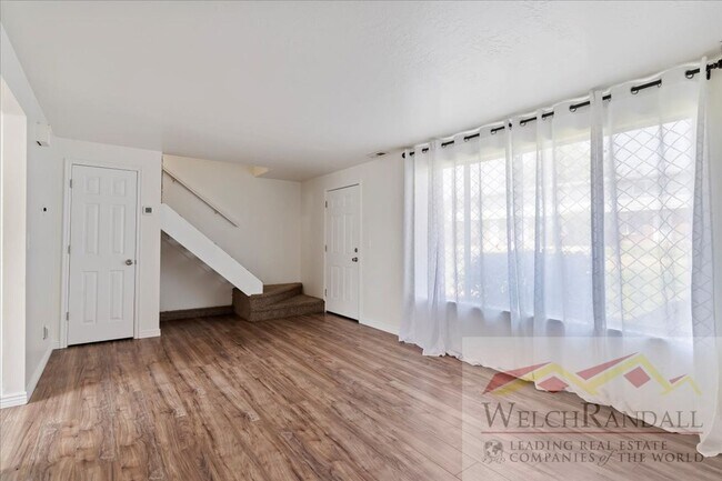 Foto del edificio - Beautifully Remodeled 3 Bed 2.5 Bath Townh...