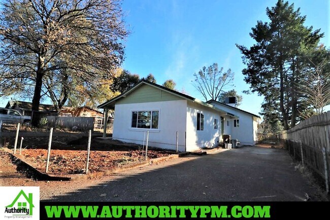 Foto del edificio - 4140 Chico St. Shasta Lake City - Pets are...