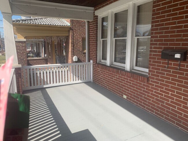 Building Photo - 1st Floor 1 Bedroom Large Yard West End Yo...