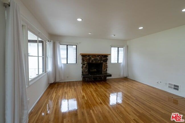 Foto del edificio - 443 Lomita St