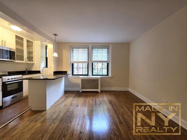 Building Photo - 1 bedroom in SUNNYSIDE GARDENS NY 11104