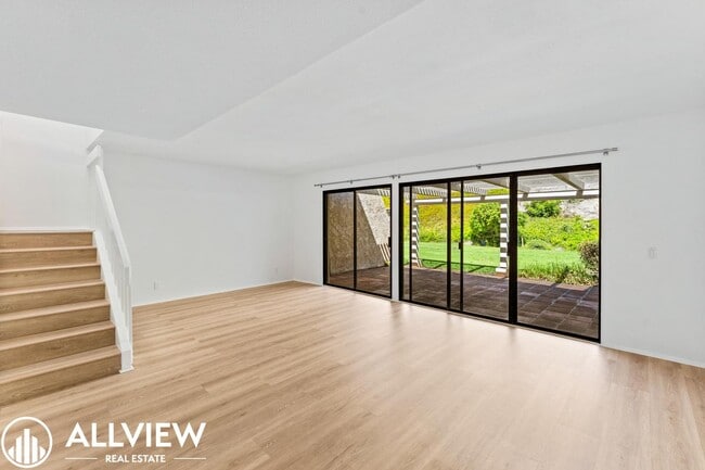 Building Photo - Turnkey 3 Bed, 2.5 Bath Townhome in San Cl...