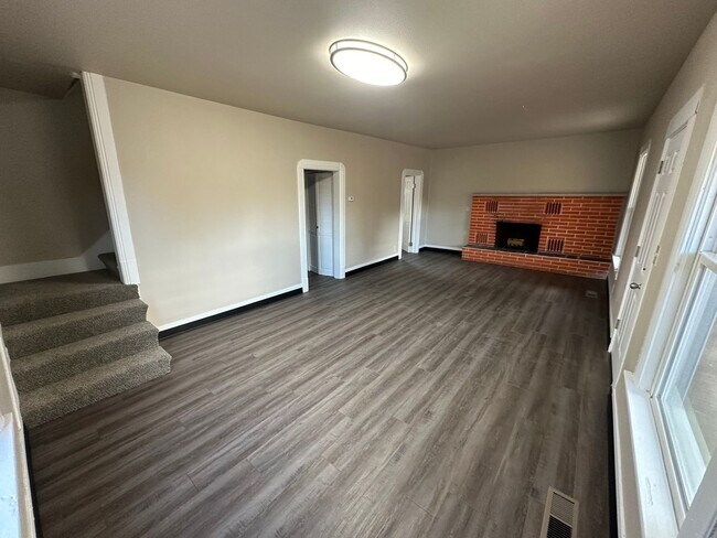 Building Photo - Beautifully renovated 3bedroom/2 bath house. 1/2 off 1st month's rent!