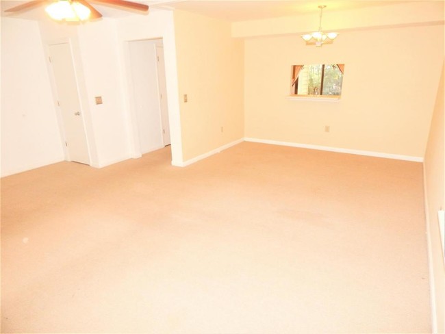 Building Photo - 935 Lora Ln