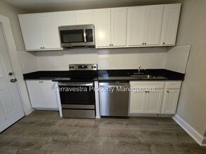 Building Photo - 321-323 S 5th St