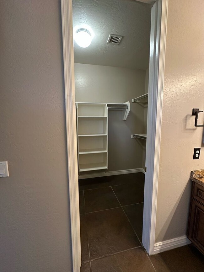 Building Photo - Super Sharp and Spacious 3 Bedroom 2 Bath ...