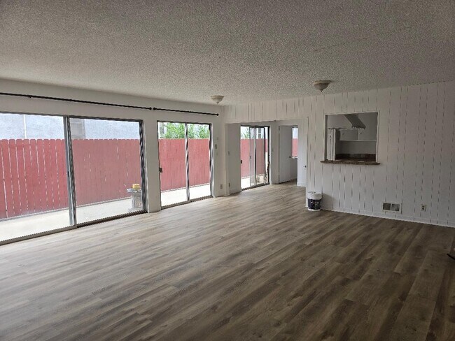 Foto del edificio - 6124 Alcott St