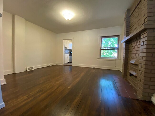 Building Photo - Pet Friendly Squirrel Hill Townhome! Both Covered Front Porch & Backyard!
