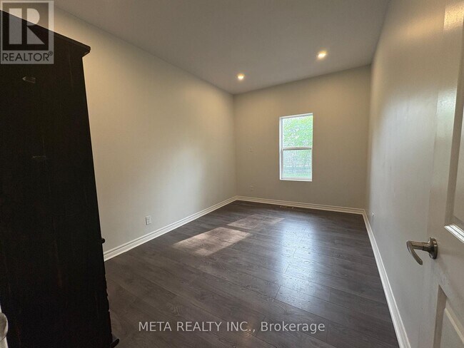 Photo du bâtiment - 35 Duncombe Blvd