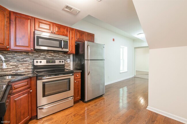 Building Photo - 2 br, 1 bath Triplex - 1820 W BERKS ST Unit 2