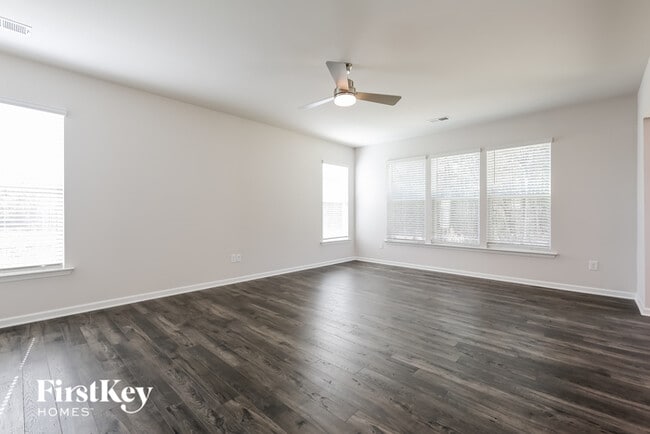Building Photo - 906 Birchcrest Wy