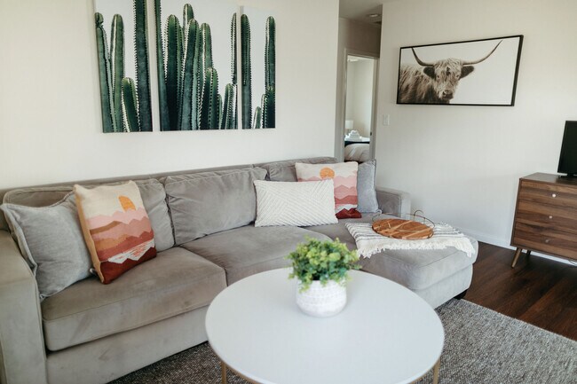 Foto del edificio - 4588 Winona Ave