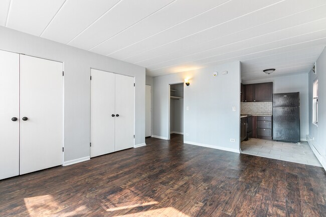 Building Photo - 6007 N Kenmore Ave