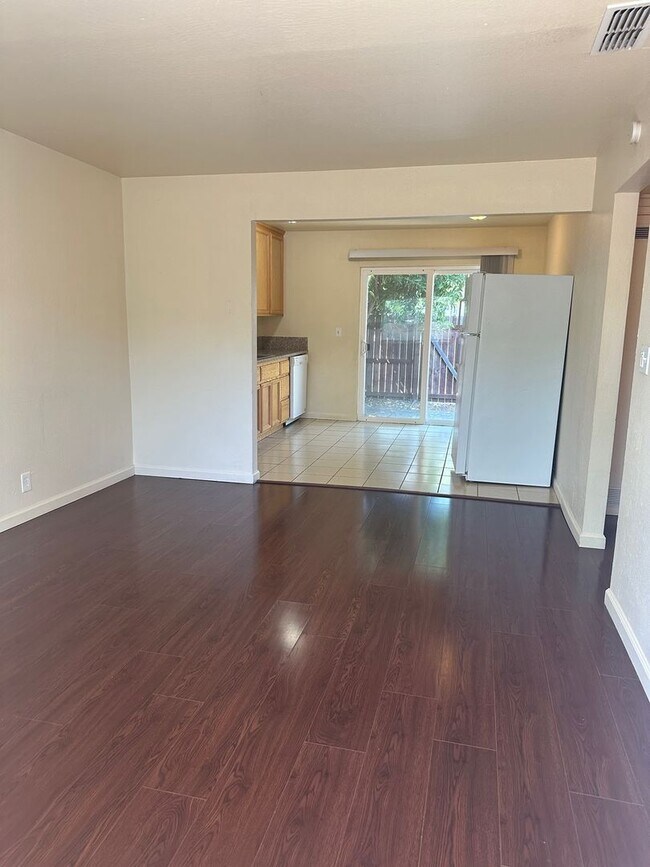 Building Photo - 127 S Yolo St