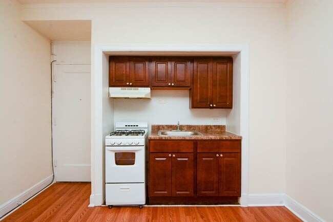 Building Photo - 3335 W Diversey Ave