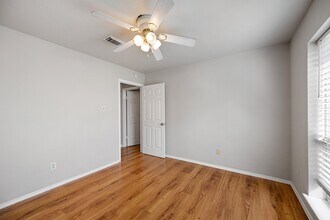 Building Photo - 23864 White Oak Ct