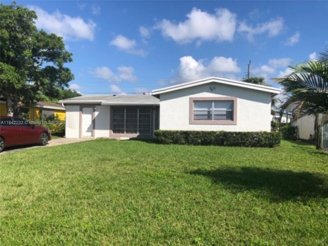 Foto principal - 2611 NW 16th Ct