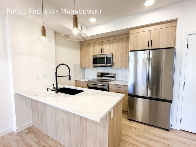 Photo du bâtiment - GORGEOUS 1 BED/ 1 BATH TOWNHOUSE