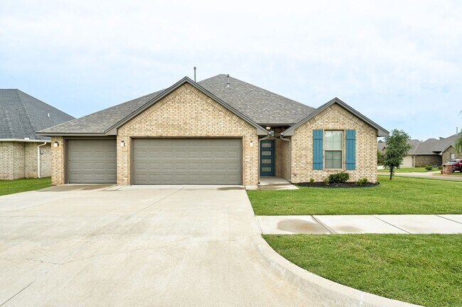 Foto del edificio - Spacious 3-Bedroom Home on a Corner Lot in...