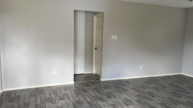 Building Photo - Move-In Special Call Today!!