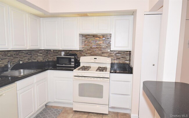 Foto del edificio - 206-14 Emily Rd